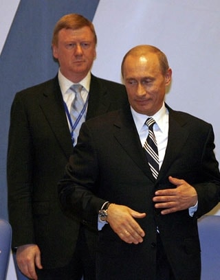 Чубайс за Путиным строго присматривает,
но мышка - в ЦРУ!