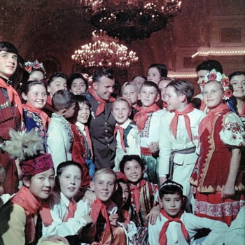 Юрий Гагарин и дети СССР