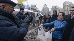 Сотрудник Госдепа США - Виктория Нуланд
раздает на Майдане печенье.
